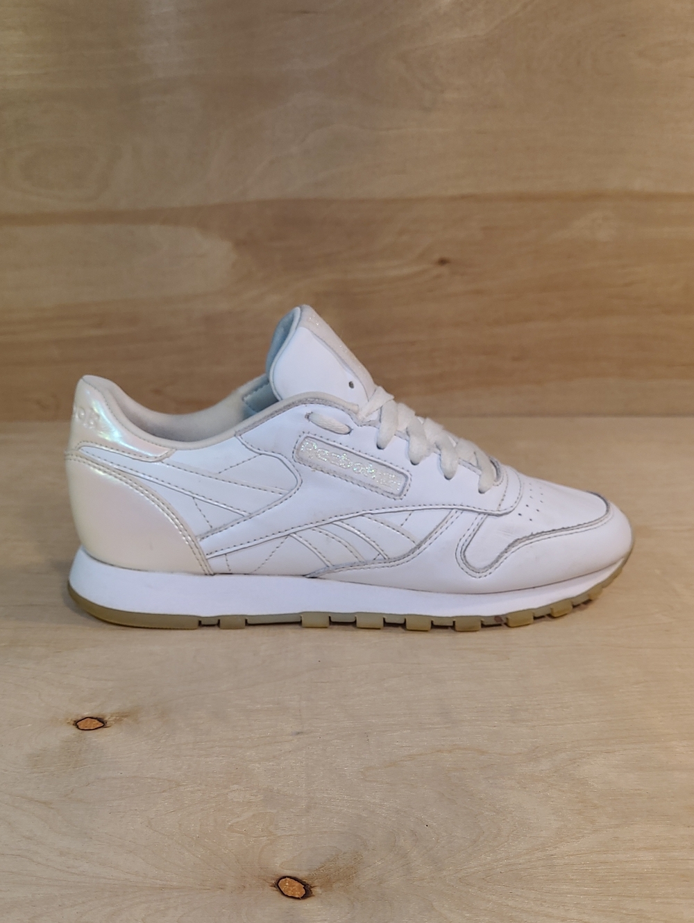 Reebok Classic Leather Shoe Gum Sole and Pearlescent Heel Womens Size 6